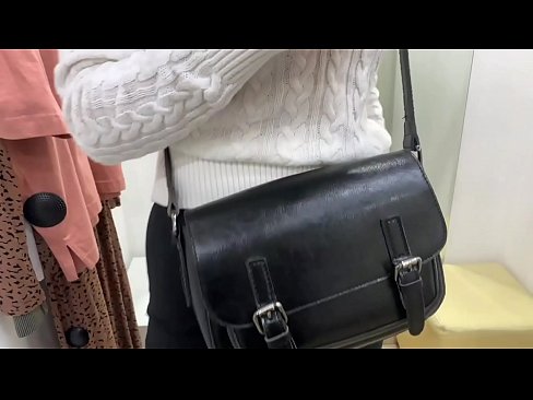 ❤️ Публічна мастурбація молодої сучки FeralBerry фалоімітатором у примірочній ❤ Чортове відео  у нас ❌❤