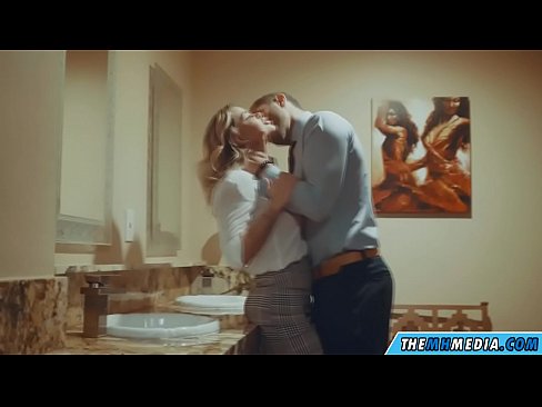 ❤️ Коли грудаста блондинка спокушає вас у громадському туалеті ❤ Чортове відео  у нас ❌❤
